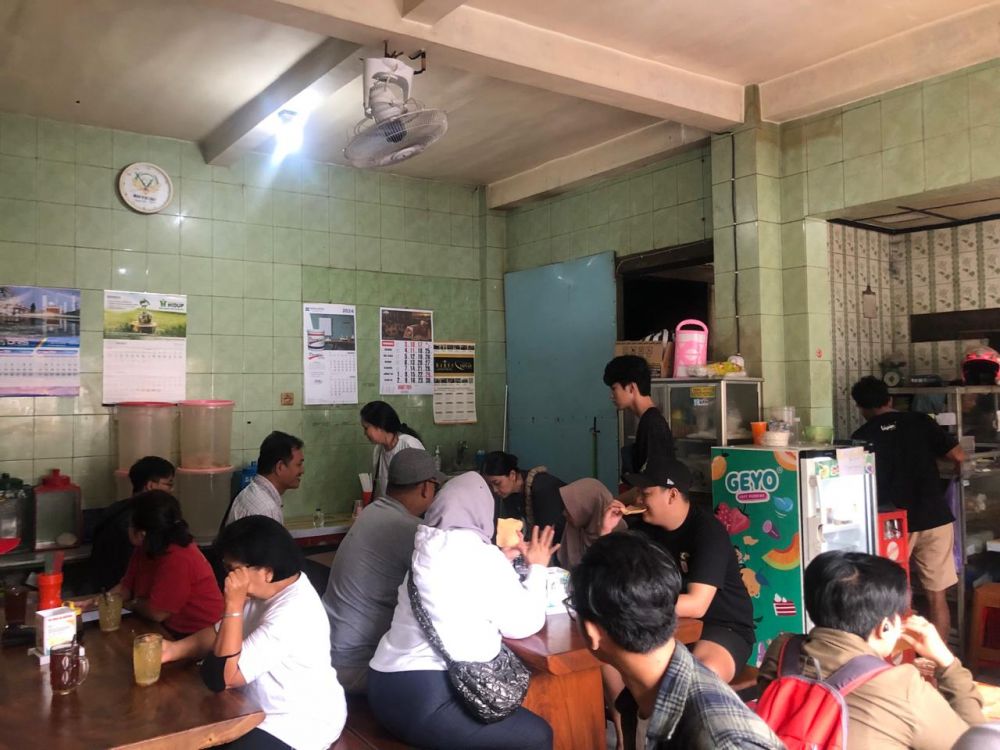 Kisah Bu Haryoko, pertahankan cita rasa sop empal legendaris di Muntilan selama setengah abad