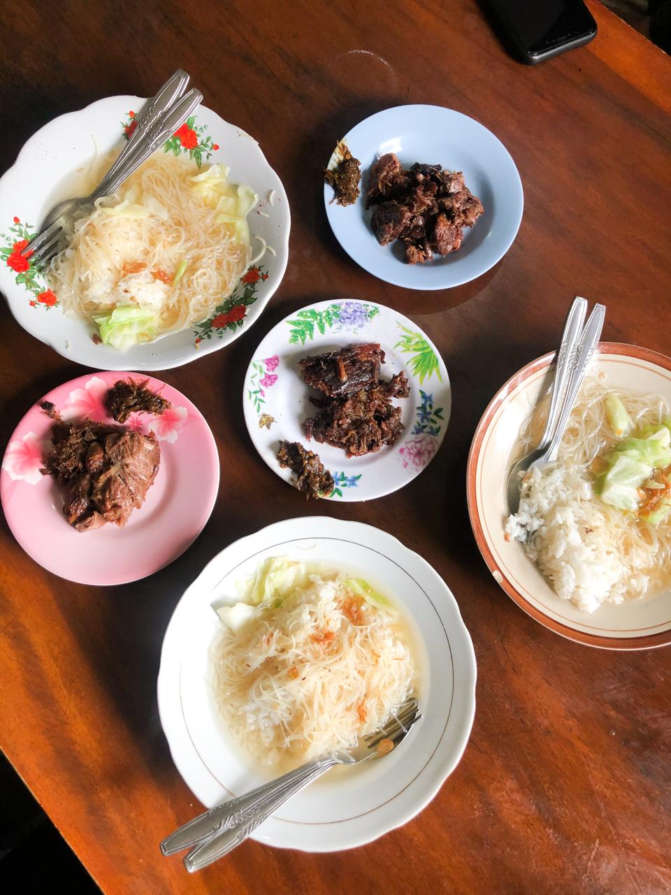 Kisah Bu Haryoko, pertahankan cita rasa sop empal legendaris di Muntilan selama setengah abad