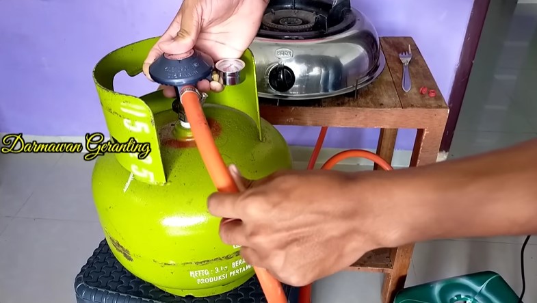 Bukan ditambah potongan sandal bekas, ini trik hentikan gas elpiji bocor pakai 1 alat sederhana