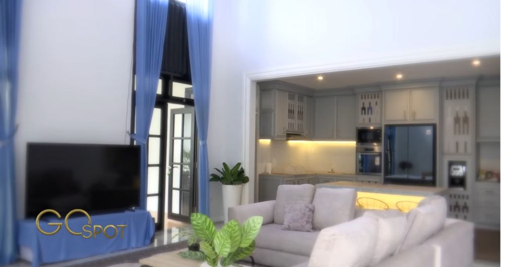 Rumah barunya mewah bergaya American Style, 9 potret dapur Eza Yayang luas nyambung dengan ruang TV