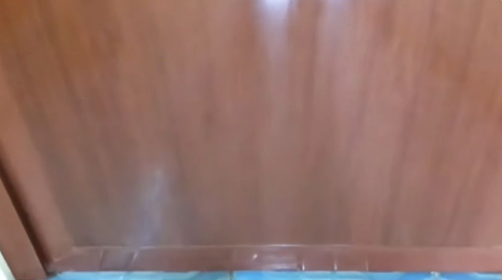 Cukup dilap, ini cara bersihkan pintu kamar mandi berkerak agar kinclong pakai 2 bahan dapur