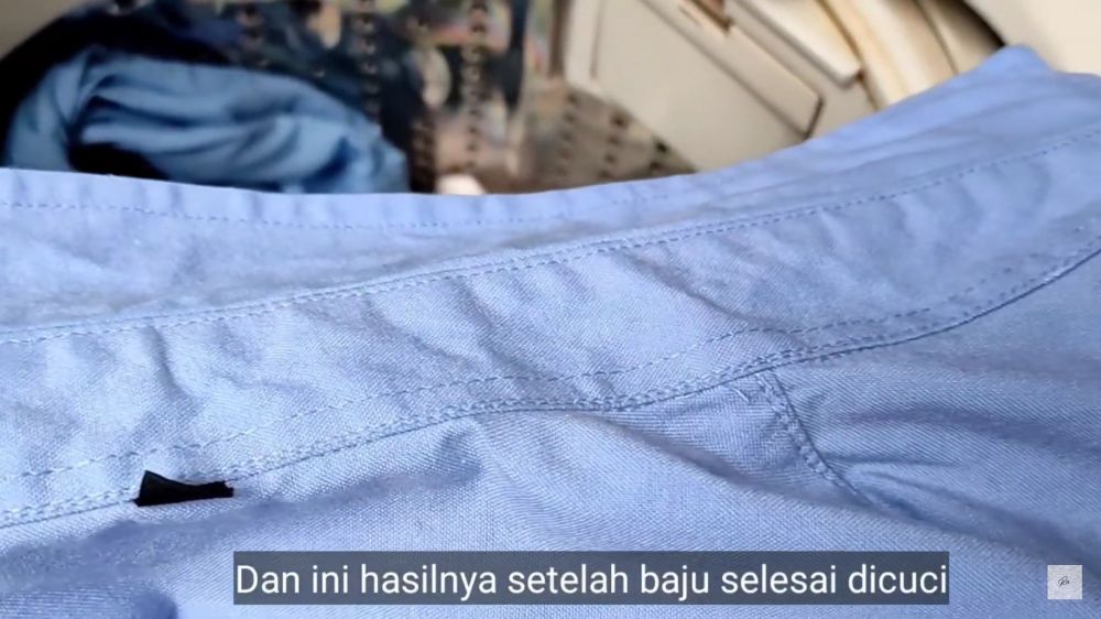 Tak perlu disikat, ini cara mudah hilangkan noda hitam di kerah baju cuma pakai 1 bahan dapur