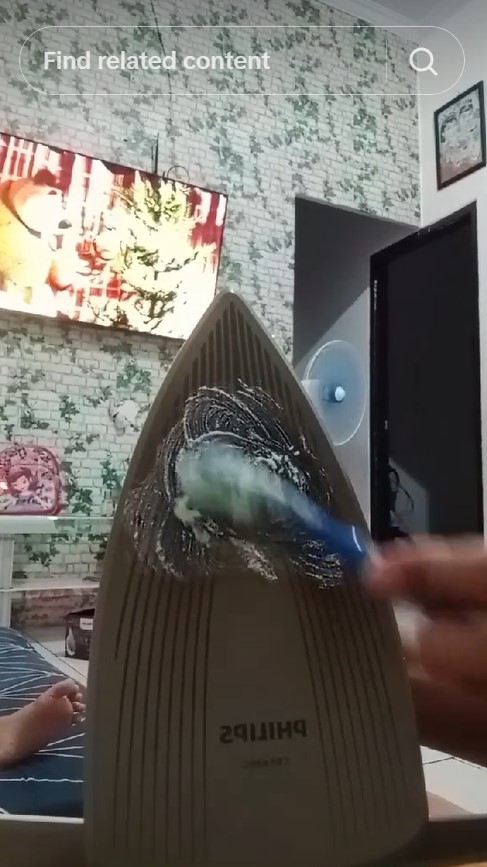 Tak dioles pasta gigi dan lilin, ini trik hilangkan kerak gosong hitam di setrika pakai 1 bahan dapur