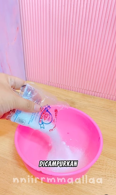 Tanpa disikat, ini trik cepat bersihkan kerak hitam membandel di kloset bermodal 3 bahan dapur