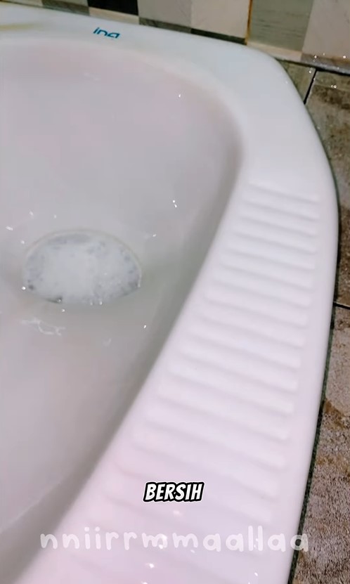 Tanpa disikat, ini trik cepat bersihkan kerak hitam membandel di kloset bermodal 3 bahan dapur