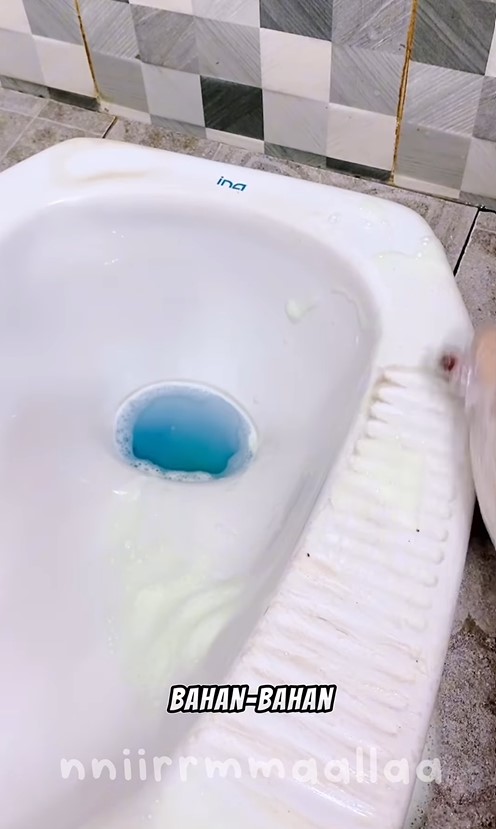 Tanpa disikat, ini trik cepat bersihkan kerak hitam membandel di kloset bermodal 3 bahan dapur