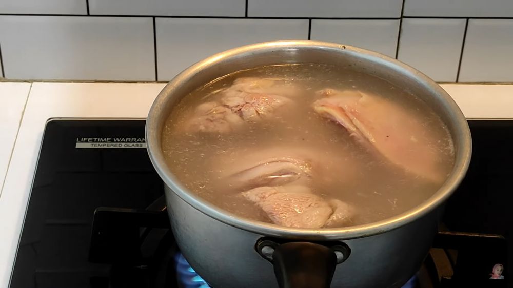 Tak banyak yang tahu, begini cara mencuci daging ayam sebelum dimasak menurut Islam