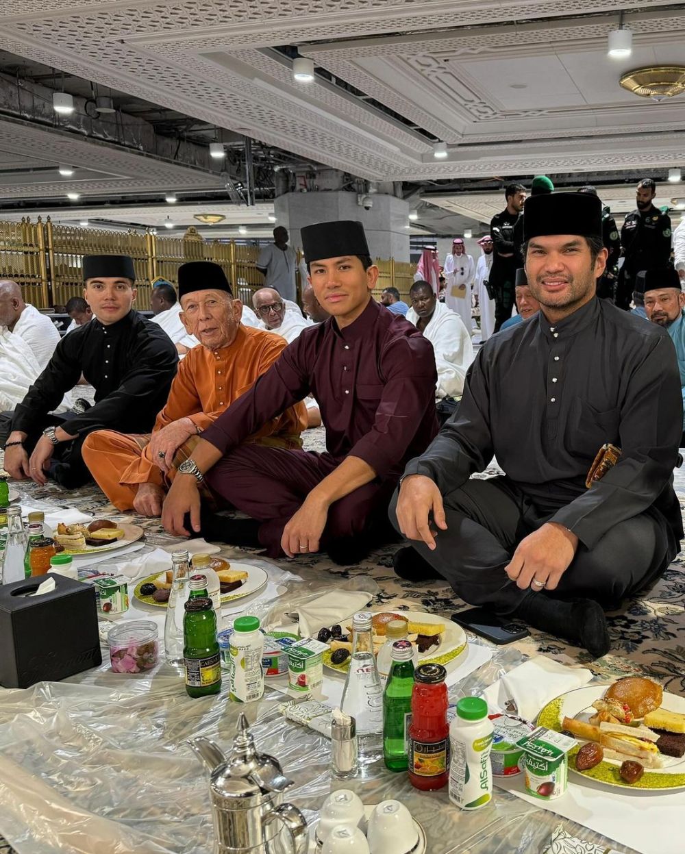 potret mukena Anisa Rosnah bikin salfok © 2024 brilio.net