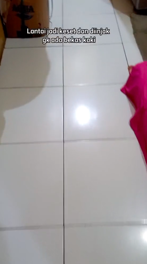 Tanpa cuka, mamah muda ini punya cara mengepel lantai agar kinclong dan kesat pakai 2 bahan dapur