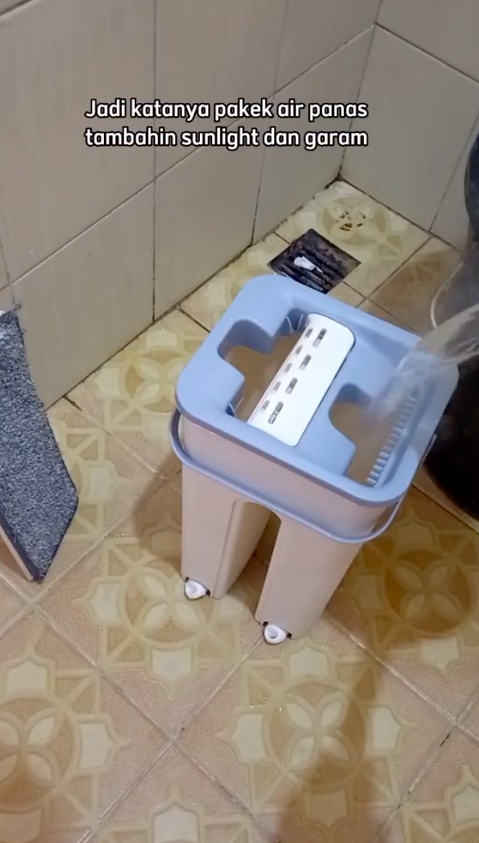 Tanpa cuka, mamah muda ini punya cara mengepel lantai agar kinclong dan kesat pakai 2 bahan dapur