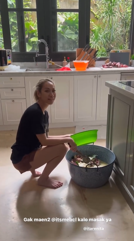 Momen BCL pamer skill masak daging 18 kg © 2024 brilio.net