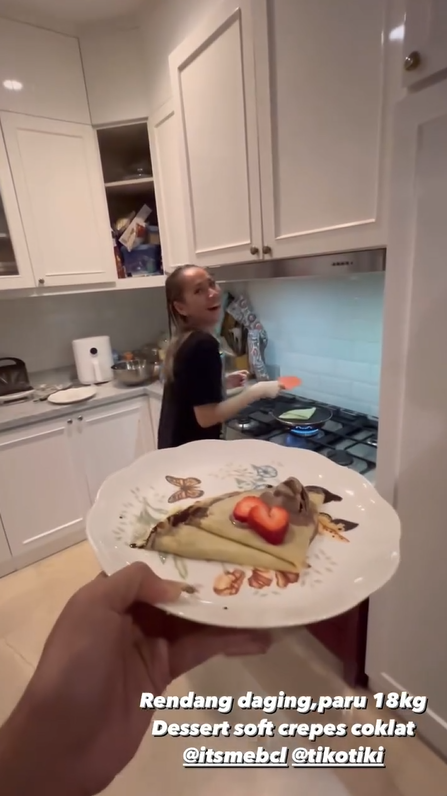 Momen BCL pamer skill masak daging 18 kg © 2024 brilio.net