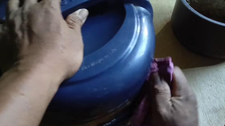 Bukan digosok pasta gigi, bapak-bapak ini punya cara basmi kerak di rice cooker pakai 2 bahan dapur