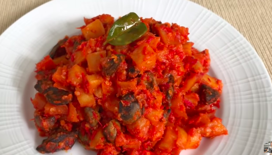 Tanpa pakai banyak cabai, ini trik bikin sambal goreng kentang yang lezat dan warnanya merah merekah