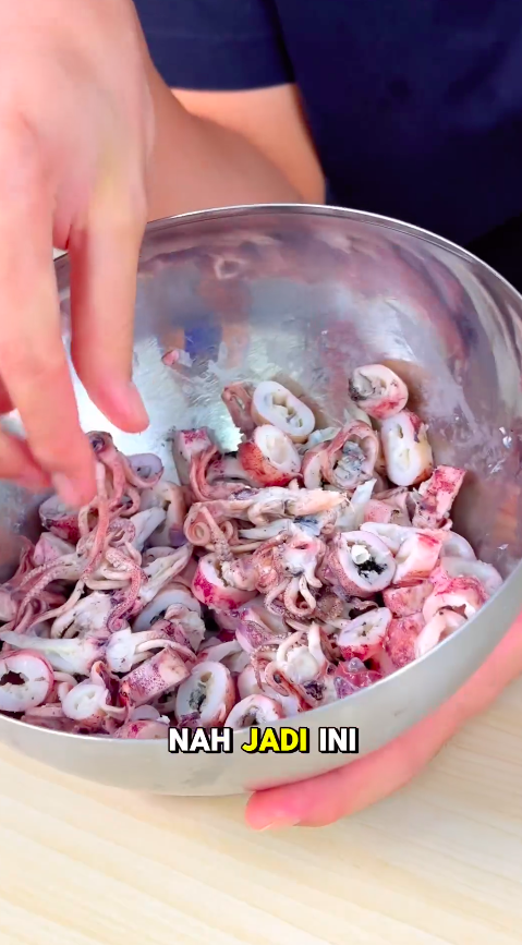 Tak perlu direbus, chef ini punya cara ampuh mengurangi asin pada cumi asin cuma pakai 1 bumbu dapur