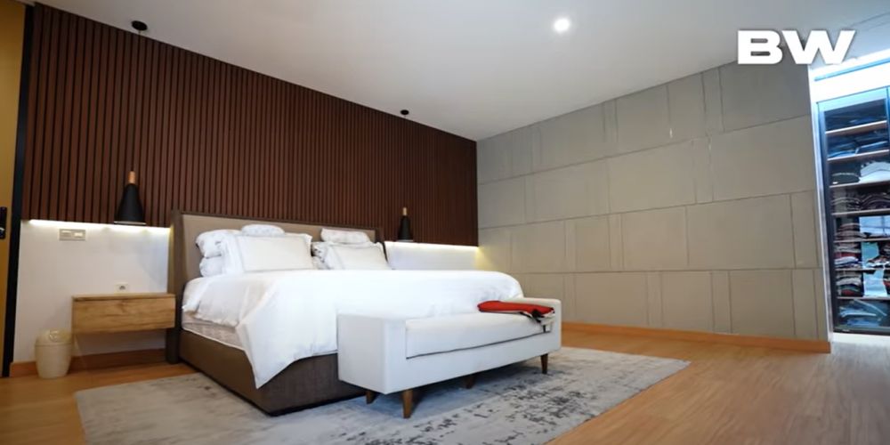 potret kamar tidur Sammy Simorangkir bak suite room hotel © 2024 brilio.net