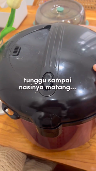 Tanpa perlu dikukus, ini cara agar nasi kering di rice cooker bisa pulen kembali cuma pakai 1 bahan