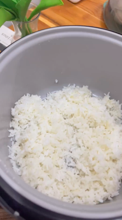 Tanpa perlu dikukus, ini cara agar nasi kering di rice cooker bisa pulen kembali cuma pakai 1 bahan