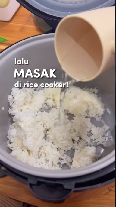 Tanpa perlu dikukus, ini cara agar nasi kering di rice cooker bisa pulen kembali cuma pakai 1 bahan