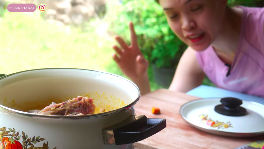 Tanpa santan dan minyak, wanita ini punya trik masak opor yang lezat, kental, dan menggugah selera