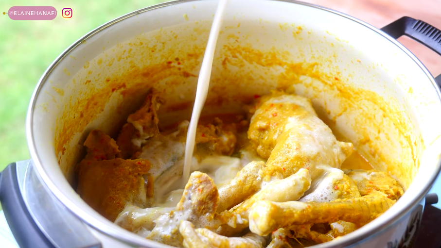 Tanpa santan dan minyak, wanita ini punya trik masak opor yang lezat, kental, dan menggugah selera