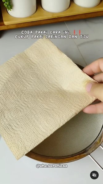 Bukan diberi larutan tepung, ini trik jernihkan minyak goreng kotor dan berkerak cukup tambah 1 alat