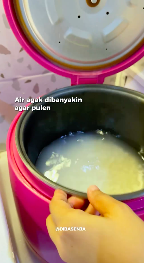 Tanpa direbus berjam-jam, ini cara masak lontong agar pulen dan matang sempurna dalam 12 menit