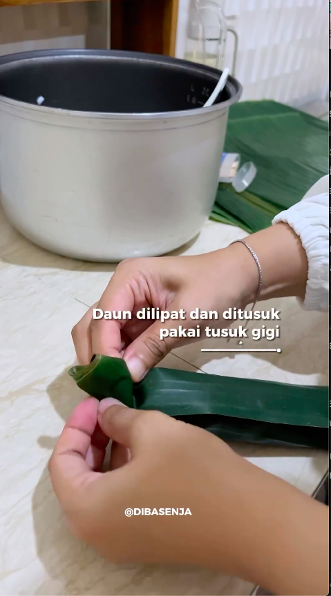 Tanpa direbus berjam-jam, ini cara masak lontong agar pulen dan matang sempurna dalam 12 menit