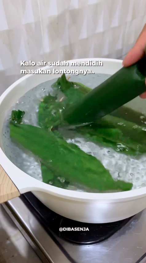 Tanpa direbus berjam-jam, ini cara masak lontong agar pulen dan matang sempurna dalam 12 menit