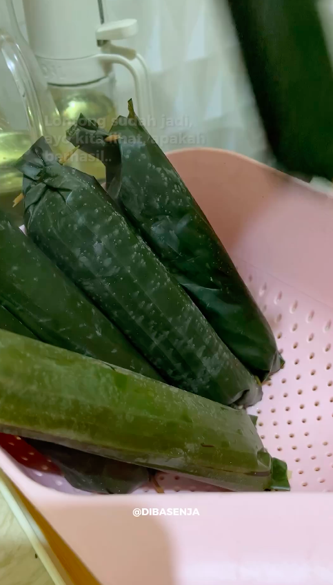 Tanpa direbus berjam-jam, ini cara masak lontong agar pulen dan matang sempurna dalam 12 menit