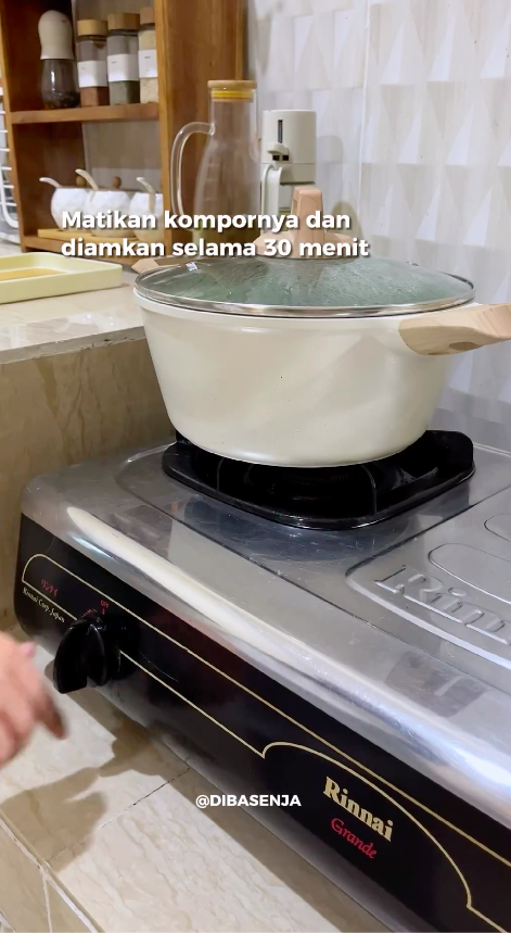 Tanpa direbus berjam-jam, ini cara masak lontong agar pulen dan matang sempurna dalam 12 menit