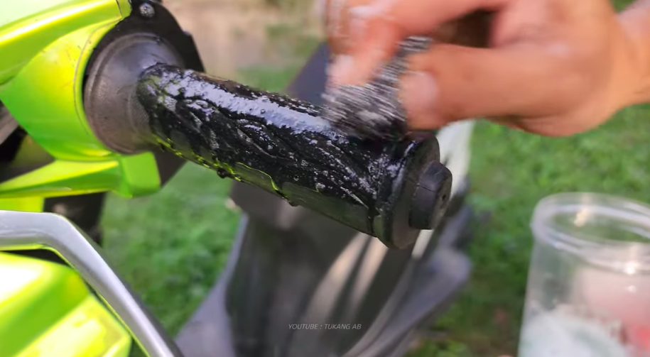 Bukan sitrun, cara pria bersihkan kerak di karet gas motor ini ampuh pakai tambahan 1 bumbu dapur