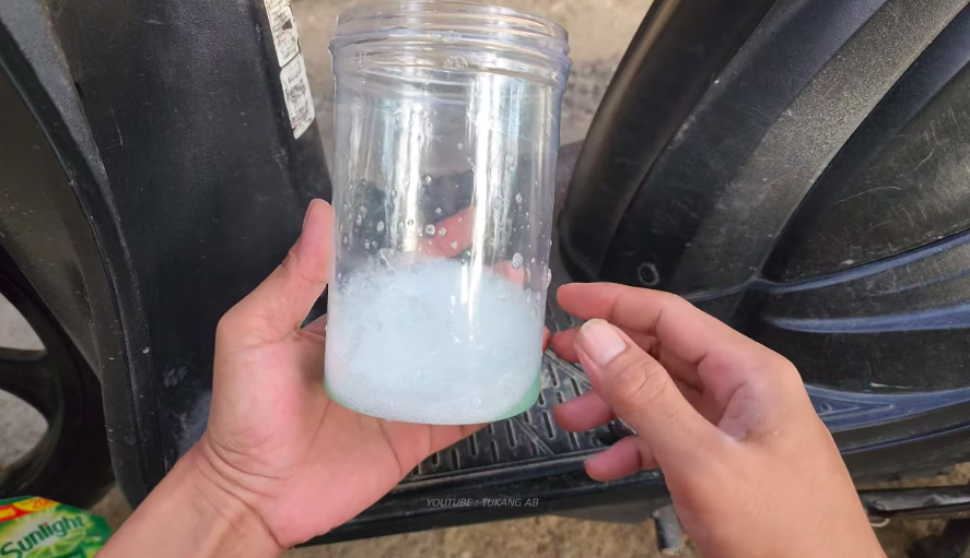Bukan sitrun, cara pria bersihkan kerak di karet gas motor ini ampuh pakai tambahan 1 bumbu dapur