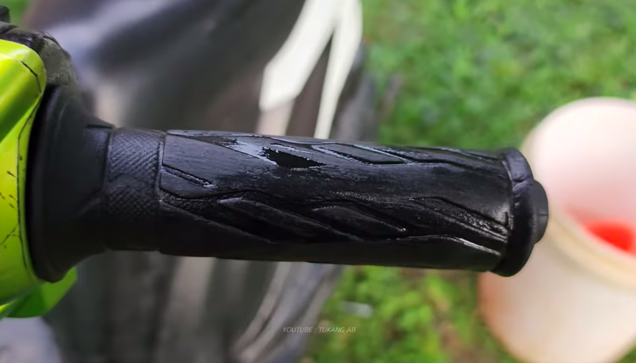 Bukan sitrun, cara pria bersihkan kerak di karet gas motor ini ampuh pakai tambahan 1 bumbu dapur