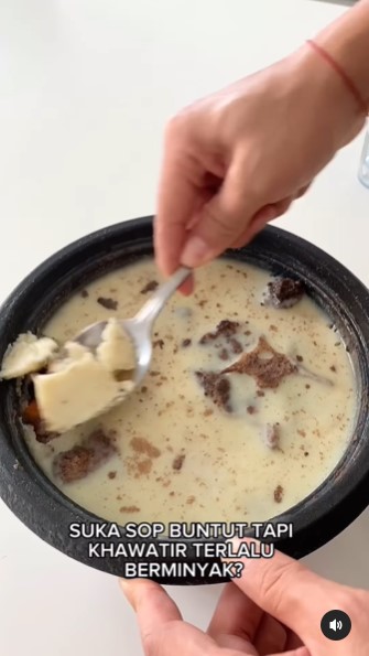 Nggak mengurangi rasanya, emak-emak ini punya trik hilangkan lemak pada sop buntut agar minim kalori