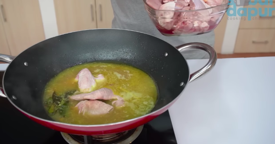 Cara mudah masak opor ayam agar hasilnya lebih enak, gurih, dan tidak basi sampai 3 hari