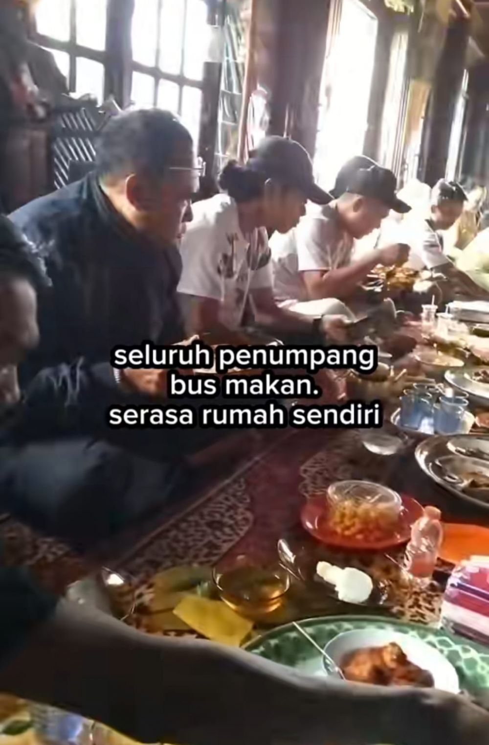sopir bus singgahkan penumpang ke rumah mertuanya © TikTok