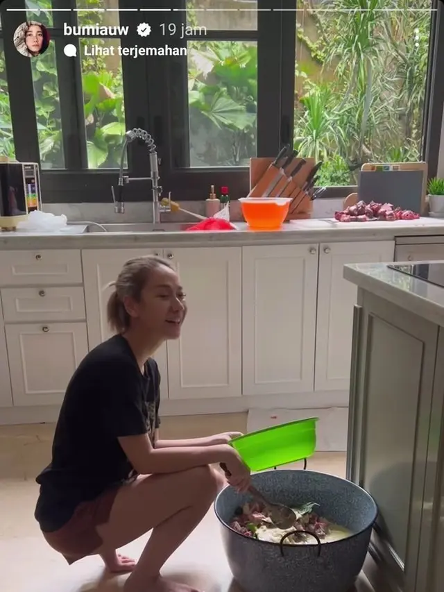 gaya sederhana 7 penyanyi saat masak © 2024 brilio.net gaya sederhana 7 penyanyi saat masak © 2024 brilio.net