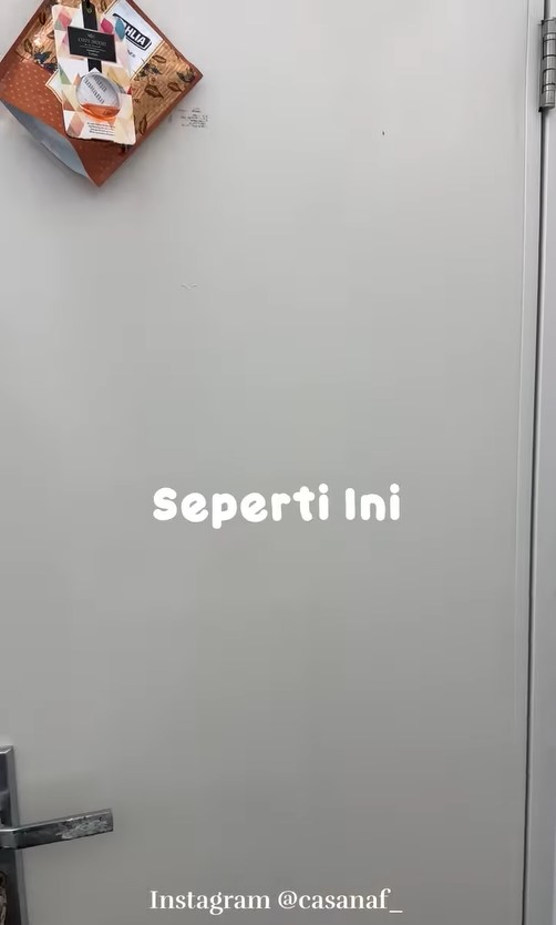 Tanpa disikat, wanita ini punya trik memutihkan pintu kamar mandi kusam andalkan 1 bahan dapur