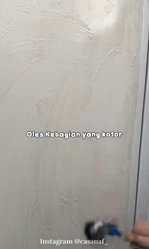 Tanpa disikat, wanita ini punya trik memutihkan pintu kamar mandi kusam andalkan 1 bahan dapur