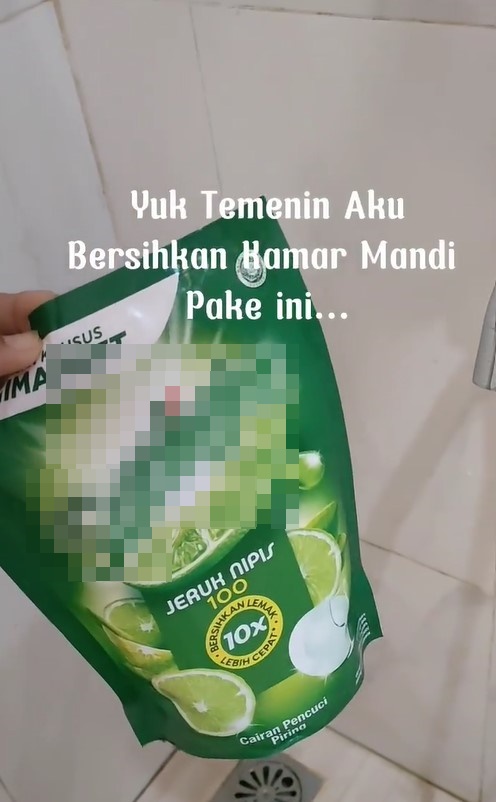 Tanpa dioles sitrun, cara emak-emak bersihkan kerak keramik kamar mandi ini ampuh pakai 1 bahan dapur