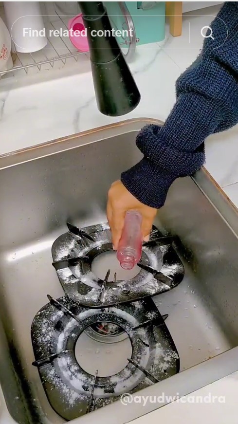 Tanpa direndam air panas, ini cara basmi kerak tungku kompor agar bersih kesat dalam 15 menit