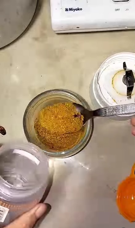 Bukan dijemur atau dioven dulu, ini trik bikin cabai bubuk agar warnanya tetap merah cuma pakai 1 alat