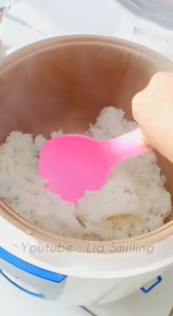 Trik agar nasi tak kering walau disimpan seharian di rice cooker, cuma modal 1 bahan dapur