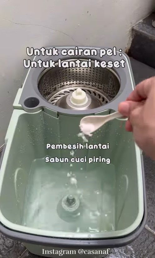 Tak perlu air panas, ini trik mengepel lantai agar kesat dan wangi hingga 2 minggu pakai 2 bahan dapur
