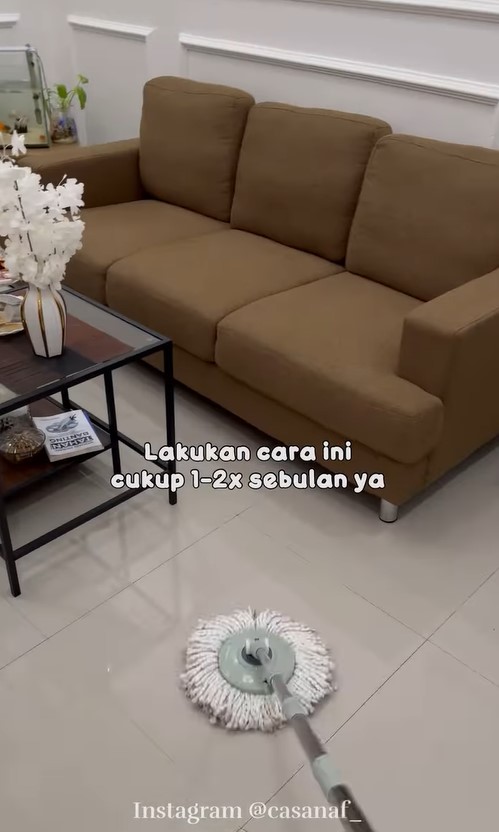 Tak perlu air panas, ini trik mengepel lantai agar kesat dan wangi hingga 2 minggu pakai 2 bahan dapur