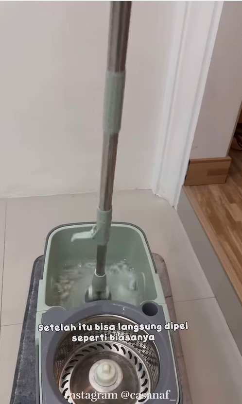 Tak perlu air panas, ini trik mengepel lantai agar kesat dan wangi hingga 2 minggu pakai 2 bahan dapur