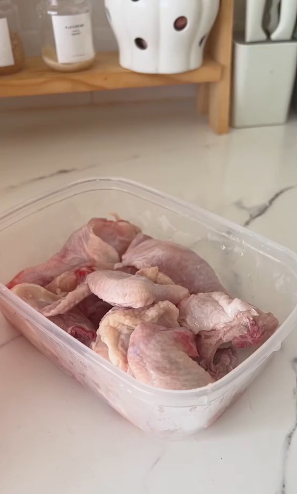 Cuma butuh 7 menit, ini trik cepat mencairkan daging ayam beku dari freezer cuma pakai 2 bahan dapur