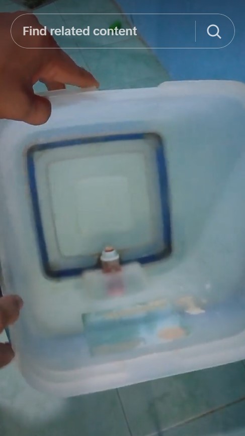 Tanpa cuka, trik bapak-bapak bersihkan kerak putih di dispenser air ini hasilnya kinclong seperti baru