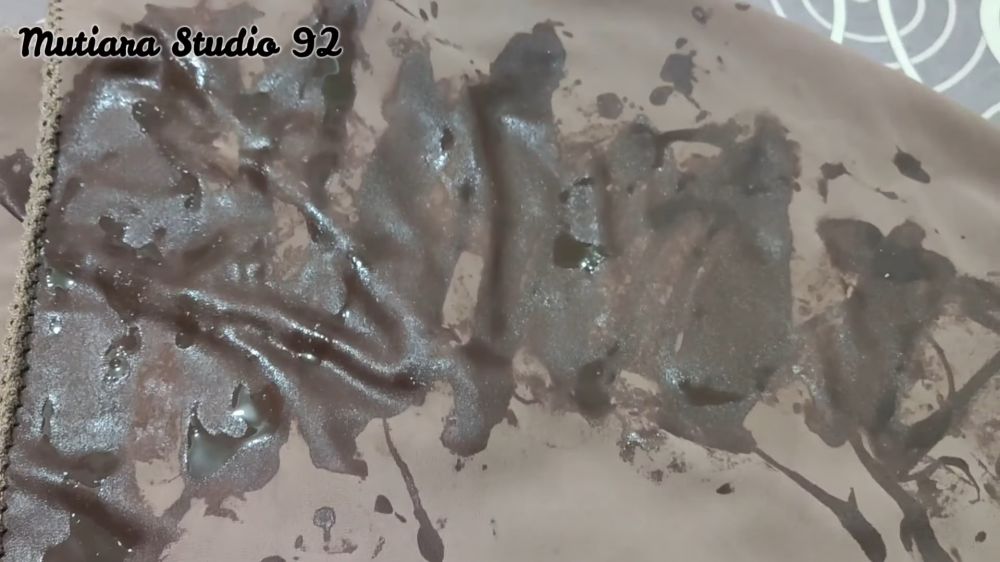 Bukan pakai baking soda, emak-emak ini hilangkan noda keringat di jilbab cuma ditambah 1 bahan dapur